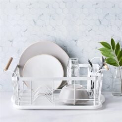 Escurridor de metal con mango de madera