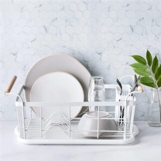 Escurridor de metal con mango de madera